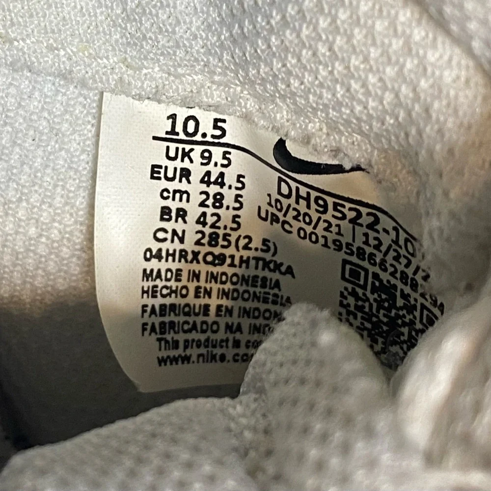 Men’s Nike Waffle Cream‎ and White Sneakers